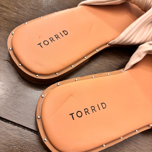 Torrid Cream Knotted Bow Sandals - Picture 3 of 4